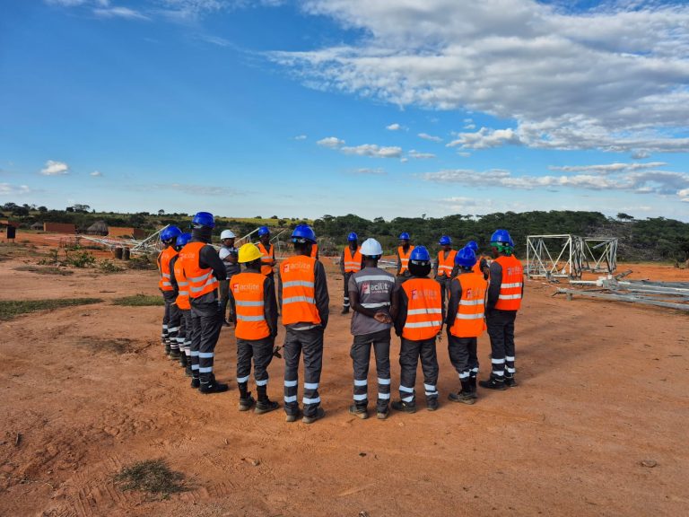 Equipe Facilite em obra – cliente KALPATARU