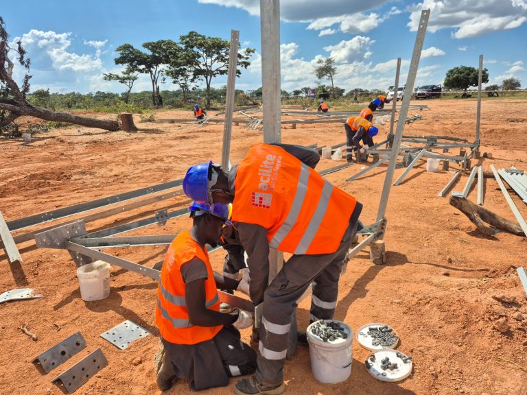 Equipe Facilite em obra – cliente KALPATARU