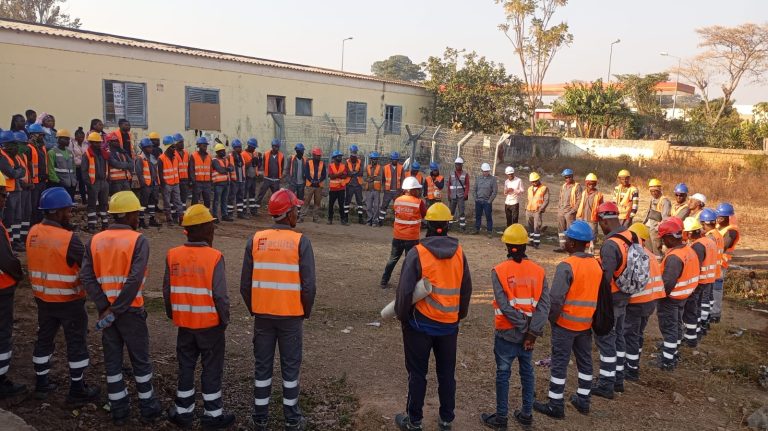 Equipe Facilite em obra – cliente KALPATARU